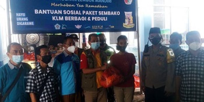 Wahyudin-Camat-Jatisampurna-tengah-memberikan-bantuan-sosial-secara-simbolis-didampingi-Ketua-Umum-Koperasi-KLM-tiga-dari-kiri.