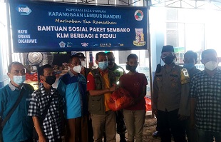 Wahyudin Camat Jatisampurna (tengah), memberikan bantuan sosial secara simbolis didampingi Ketua Umum Koperasi KLM (tiga dari kiri). Wahyudin-Camat-Jatisampurna-tengah-memberikan-bantuan-sosial-secara-simbolis-didampingi-Ketua-Umum-Koperasi-KLM-tiga-dari-kiri.