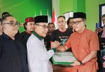 Raden Ruli Adi, Mantan Direktur Pertamina dan KAI, Siap Maju Pilkada Purbalingga 2024 Lewat PKB Raden Ruli Adi menyerahkan berkas pendaftaran Bacabup Purbalingga di kantor DPC PKB