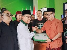 Raden Ruli Adi, Mantan Direktur Pertamina dan KAI, Siap Maju Pilkada Purbalingga 2024 Lewat PKB Raden Ruli Adi menyerahkan berkas pendaftaran Bacabup Purbalingga di kantor DPC PKB