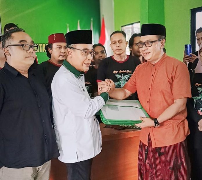 Raden Ruli Adi menyerahkan berkas pendaftaran Bacabup Purbalingga di kantor DPC PKB Raden Ruli Adi menyerahkan berkas pendaftaran Bacabup Purbalingga di kantor DPC PKB