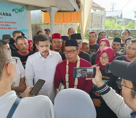 Raden Ruli Adi Raih Dukungan Tiga Partai Besar untuk Pilkada Purbalingga 2024 Raden Ruli Adi sedang wawancara