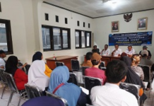 Anggaran Rutilahu Banprov Jabar di Kota Bekasi Mencapai Rp. 2 Miliar dok. Foto - Sekertaris Kelurahan Bintara Jaya, Muhammad Sukri (Meja depan - tengah) ketika membuka kegiatan sosialisasi Penyaluran Bantuan Sosial Rutilahu yang berlangsung di Aula Kelurahan Bintra Jaya. Rabu (22-05-2024)