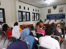 Anggaran Rutilahu Banprov Jabar di Kota Bekasi Mencapai Rp. 2 Miliar dok. Foto - Sekertaris Kelurahan Bintara Jaya, Muhammad Sukri (Meja depan - tengah) ketika membuka kegiatan sosialisasi Penyaluran Bantuan Sosial Rutilahu yang berlangsung di Aula Kelurahan Bintra Jaya. Rabu (22-05-2024)