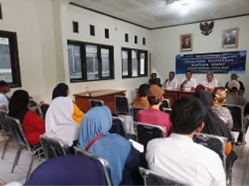dok. Foto - Sekertaris Kelurahan Bintara Jaya, Muhammad Sukri (Meja depan - tengah) ketika membuka kegiatan sosialisasi Penyaluran Bantuan Sosial Rutilahu yang berlangsung di Aula Kelurahan Bintra Jaya. Rabu (22-05-2024) dok. Foto - Sekertaris Kelurahan Bintara Jaya, Muhammad Sukri (Meja depan - tengah) ketika membuka kegiatan sosialisasi Penyaluran Bantuan Sosial Rutilahu yang berlangsung di Aula Kelurahan Bintra Jaya. Rabu (22-05-2024)