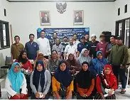dok. Foto - Para CPM (Calon Penerima Manfaat) turut mengikuti sesi foto bersama usai kegiatan Sosialisasi Penyaluran Bantuan Sosial Rutilahu Tahun 2024 dilakukan