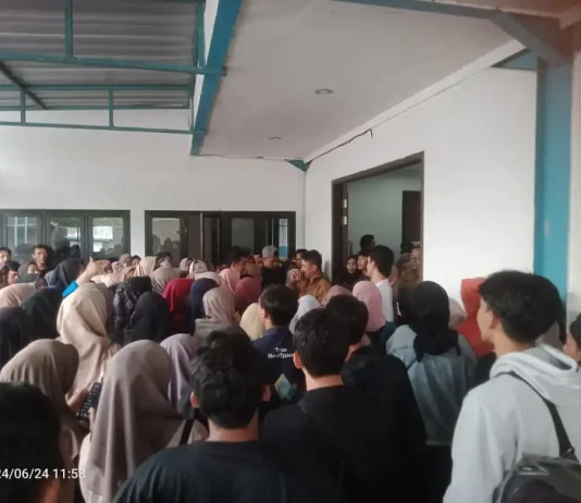 Satu Tahun Lebih Gaji Dicicil, PT Tressindo Abadi Cemerlang Didemo Ratusan Karyawan Ratusan Karyawan Menggelar Aksi Unjuk Rasa di Halaman Perusahaan PT Tressindo Abadi Cemerlang, Purbalingga