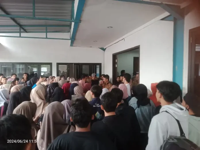Ratusan Karyawan Menggelar Aksi Unjuk Rasa di Halaman Perusahaan PT Tressindo Abadi Cemerlang, Purbalingga Ratusan Karyawan Menggelar Aksi Unjuk Rasa di Halaman Perusahaan PT Tressindo Abadi Cemerlang, Purbalingga