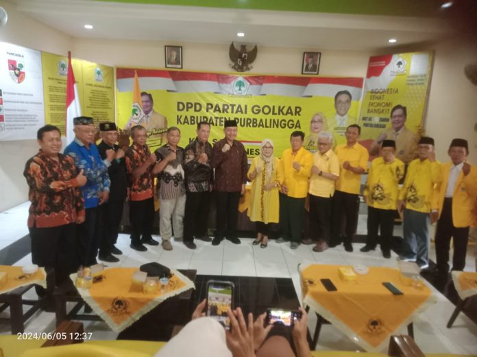 Bacabup H Sugeng SH mengembalikan formulir pilkada 2024 di DPD Partai Golkar Kabupaten Purbalingga