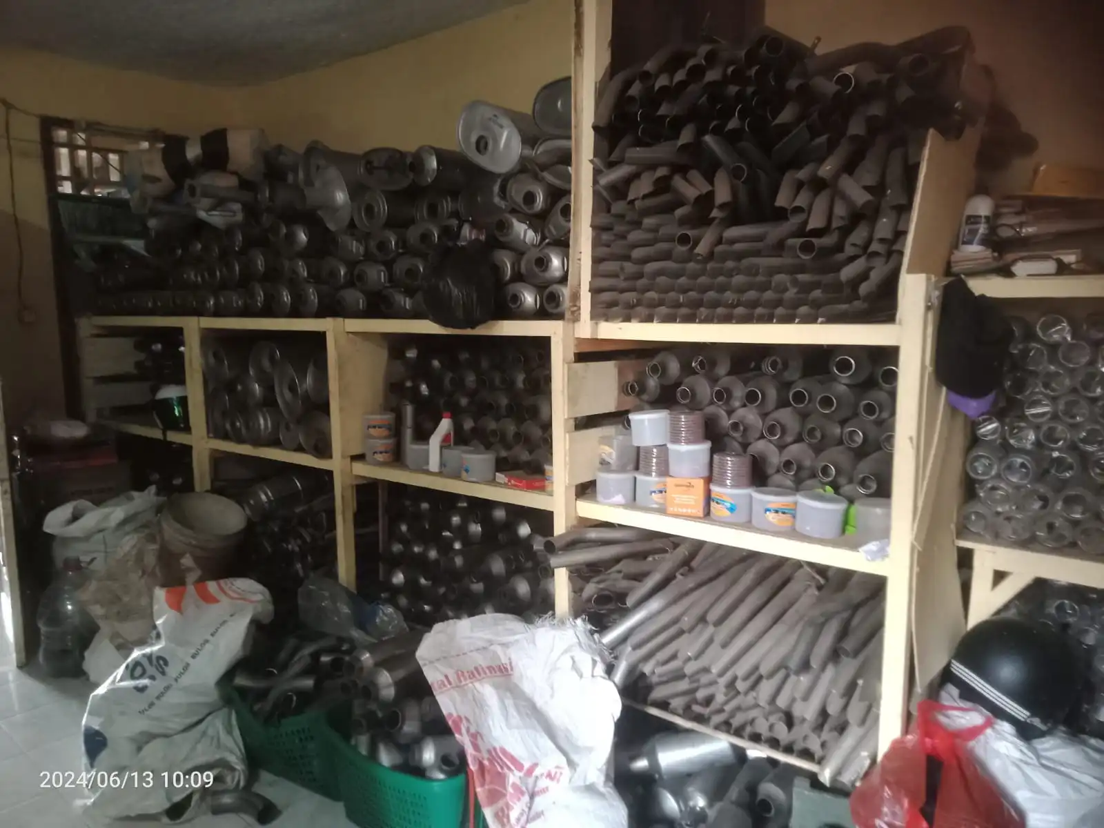 Foto Etalase untuk Menjual Material Knalpot di Desa Sayangan RT 02/RW 02 No.31 Purbalingga