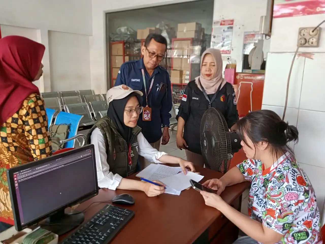 Anggota Pantarlih sedang melakukan pendataan calon pemilih untuk pilkada 2024