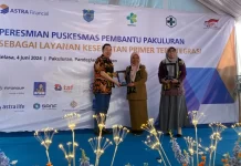 Astra Financial Terapkan Integrasi Pelayanan Kesehatan Primer Pertama di Pandeglang, Banten Penyerahan plakat oleh Direktur Astra Financial, Hugeng Gozali (kiri) kepada Kepala Dinas Kesehatan Kab. Pandeglang, Eniyati yang mewakili Irna Narulita selaku Bupati Pandeglang (tengah) dan dr. Niken Wastu Palupi, M.K.M. selaku Sekretaris Direktorat Jenderal Kesehatan Masyarakat, Kementerian Kesehatan Republik Indonesia (kanan).