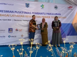 Astra Financial Terapkan Integrasi Pelayanan Kesehatan Primer Pertama di Pandeglang, Banten Penyerahan plakat oleh Direktur Astra Financial, Hugeng Gozali (kiri) kepada Kepala Dinas Kesehatan Kab. Pandeglang, Eniyati yang mewakili Irna Narulita selaku Bupati Pandeglang (tengah) dan dr. Niken Wastu Palupi, M.K.M. selaku Sekretaris Direktorat Jenderal Kesehatan Masyarakat, Kementerian Kesehatan Republik Indonesia (kanan).
