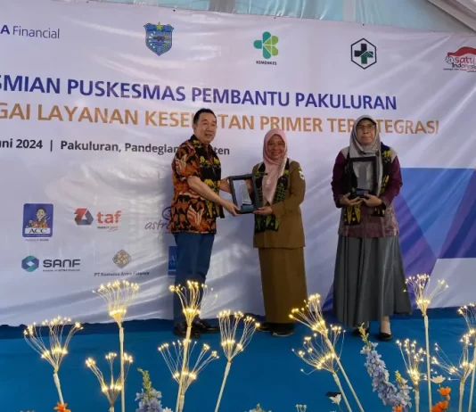 Astra Financial Terapkan Integrasi Pelayanan Kesehatan Primer Pertama di Pandeglang, Banten Penyerahan plakat oleh Direktur Astra Financial, Hugeng Gozali (kiri) kepada Kepala Dinas Kesehatan Kab. Pandeglang, Eniyati yang mewakili Irna Narulita selaku Bupati Pandeglang (tengah) dan dr. Niken Wastu Palupi, M.K.M. selaku Sekretaris Direktorat Jenderal Kesehatan Masyarakat, Kementerian Kesehatan Republik Indonesia (kanan).