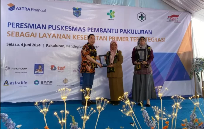 Penyerahan plakat oleh Direktur Astra Financial, Hugeng Gozali (kiri) kepada Kepala Dinas Kesehatan Kab. Pandeglang, Eniyati yang mewakili Irna Narulita selaku Bupati Pandeglang (tengah) dan dr. Niken Wastu Palupi, M.K.M. selaku Sekretaris Direktorat Jenderal Kesehatan Masyarakat, Kementerian Kesehatan Republik Indonesia (kanan).