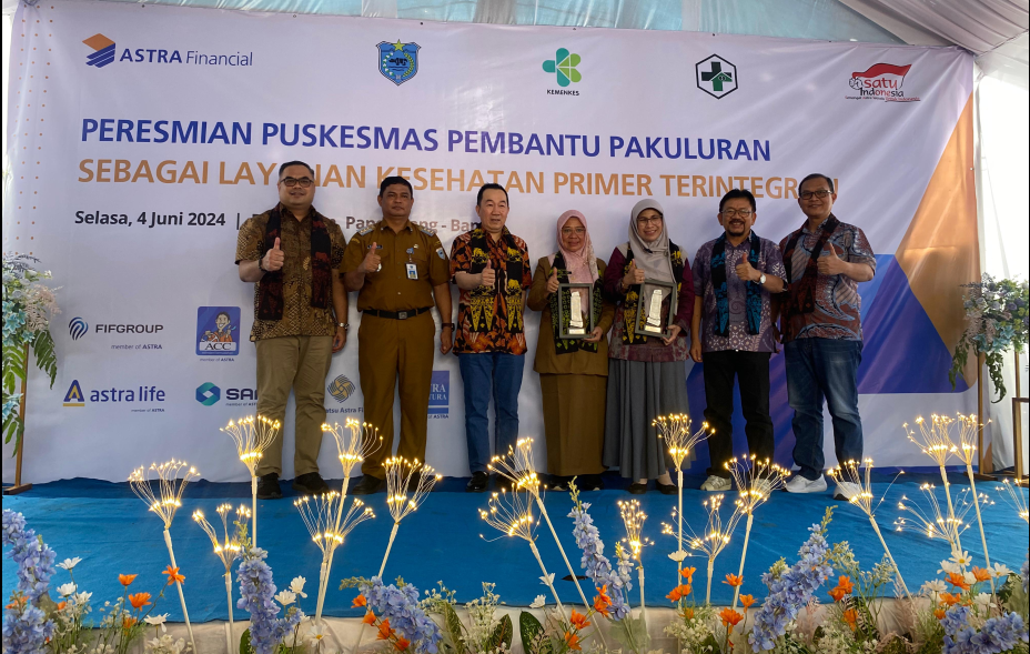  Peresmian Program Integrasi Pelayanan Kesehatan Primer di Desa Pakuluran, Kecamatan Koroncong, Kabupaten Pandeglang, Banten oleh Armaji Sayoko (Direktur Astra Ventura, paling kiri), Moh. Mukhtadi (Camat Koroncong, kedua dari kiri), Hugeng Gozali (Direktur Astra Financial, ketiga dari kiri), Eniyati (Kepala Dinkes Kab. Pandeglang, tengah), Niken Wastu Palupi, M.K.M. (Sekretaris Dirjen Kesmas Kemenkes RI, ketiga dari kanan), Yulian Warman (Astra Financial, kedua dari kanan), Widya Adi Tjahjono (Chief Compliance and Risk Management Officer Asuransi Astra, paling kanan).