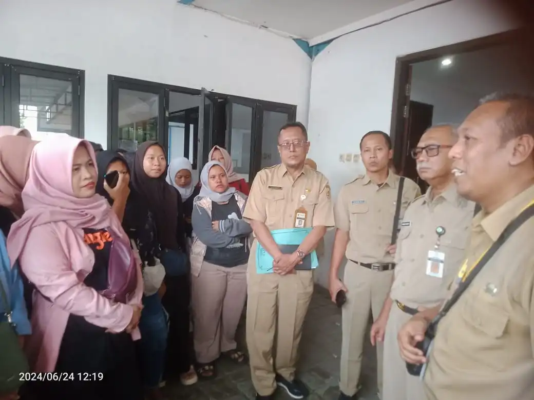 Pihak Dinas Ketenagakerjaan Purbalingga sedang memberikan arahan