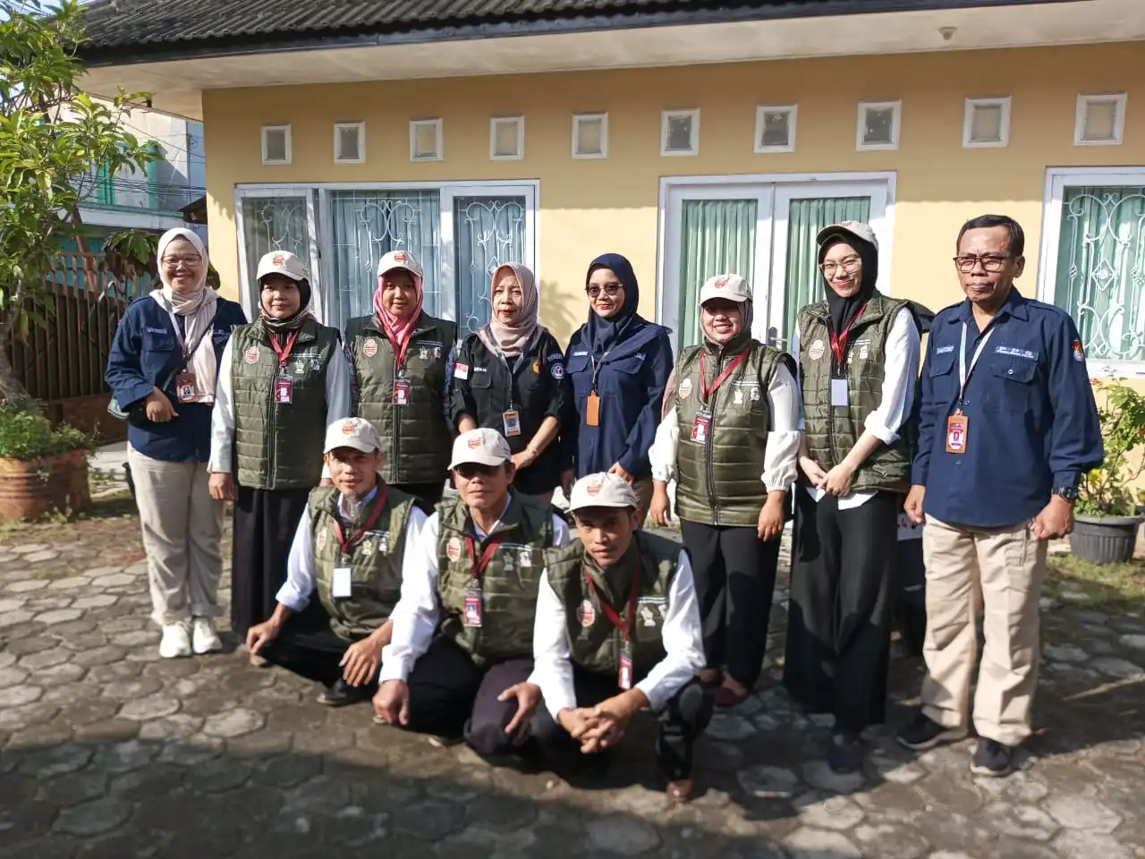 Sesi Foto Bersama Anggota KPPS dan Pantarlin Purbalingga Kulon