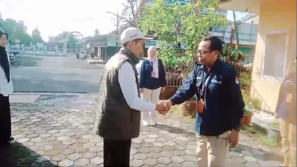 Upacara Pemakaian Atribut Oleh Ketua KPPS kepada Panterlin sebagai Simbol dimulainya kegiatan Pantarlih secara resmi