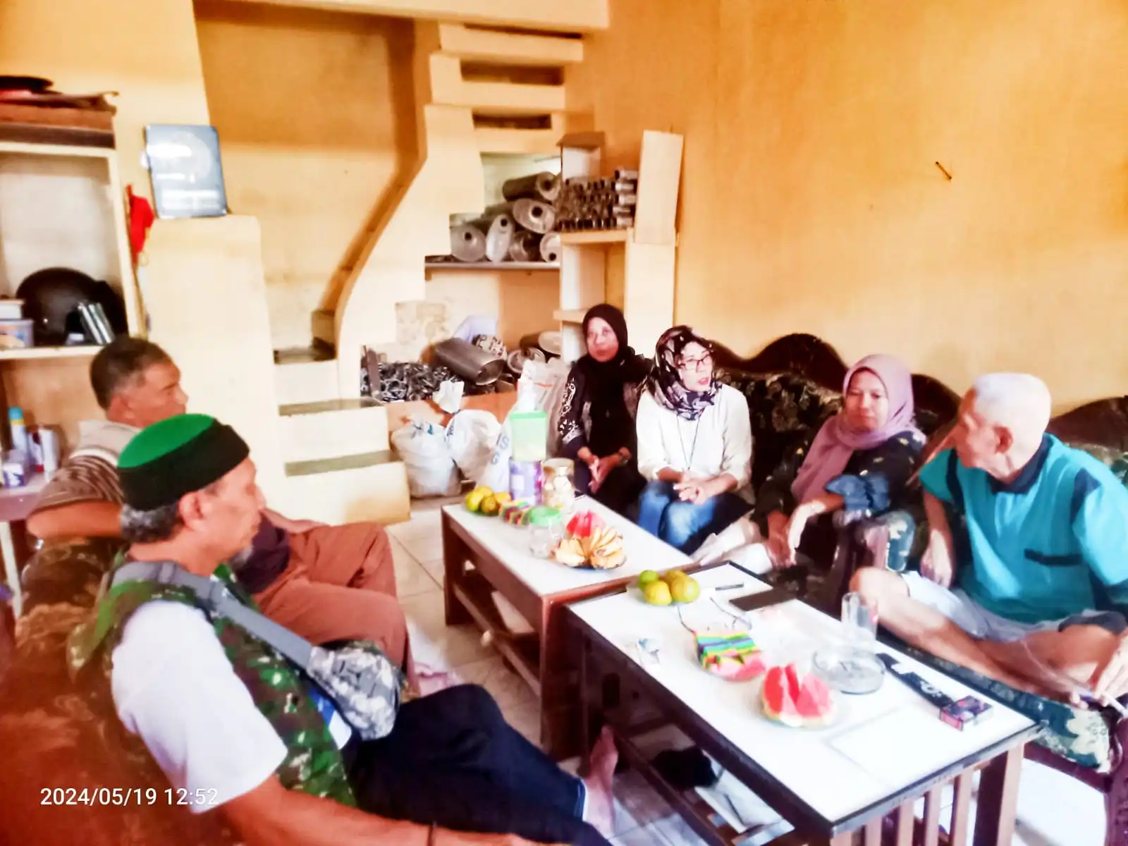 Haji Mahdi dan Relawan Rumah Juang Purbalingga sedang Berbincang