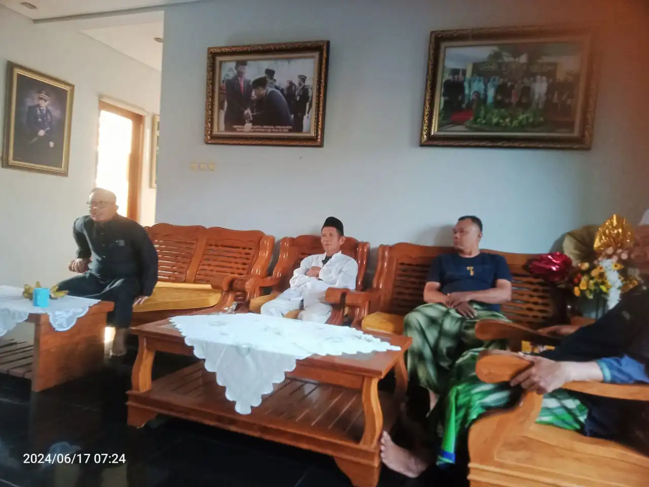 Tim Relawan Rumah Juang bersama Dr. R. Natanegara Kartika Purnama, S.E., M.Si sedang duduk di ruang tamu