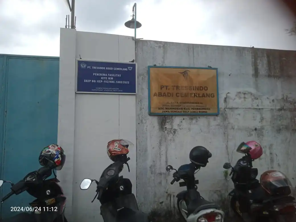 Tampak depan Gerbang PT Tressindo Abadi Cemerlang, perusahaan produsen wig yang berlokasi di Jalan Desa Brobot, RT.014/RW.004, Dusun 4, Brobot, Kecamatan Bojongsari, Purbalingga, Jawa Tengah,