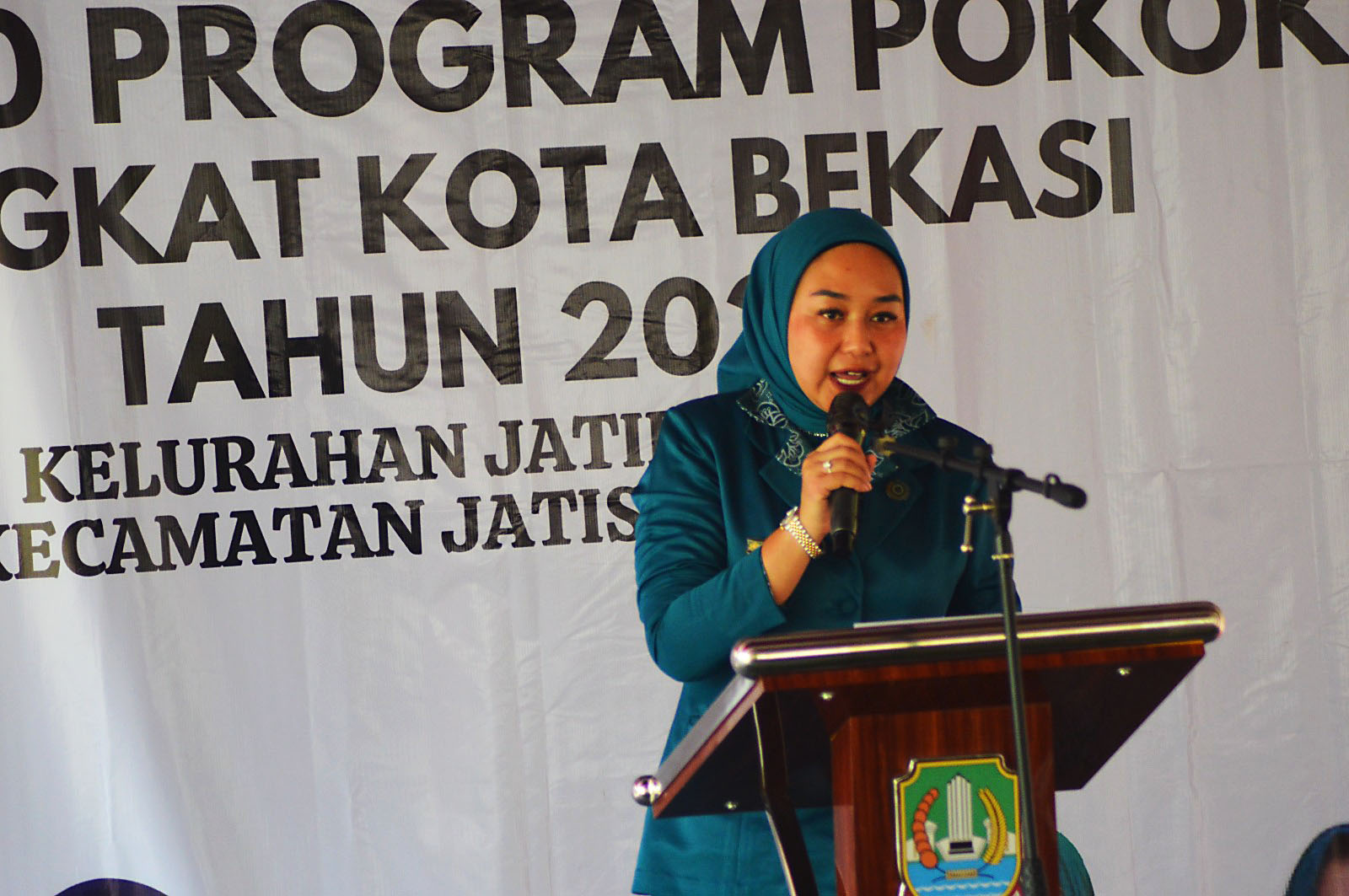 Ketua TP PKK Kelurahan Jatirangga, Lania Octorra Apandi saat menyampaikan materi ekspos di hadapan Tim Penilai.