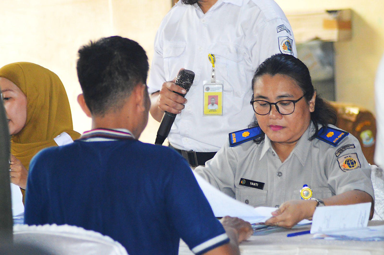 Ketua Tim PTSL Tahun 2024, Elfrida Yunimaryanti (Seragam ATR/BPN) turut menyerahkan sertifikat PTSL kepada warga di wilayah Kel. Jatiraden.