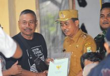 Bukan Perdana…!! Kantah ATR/BPN Kota Bekasi Serahkan 550 Sertifikat PTSL Lurah Jatiraden, Agus Budiyanto berkesempatan untuk menyerahkan secara langsung sertifikat tanah kepada warga di wilayah RW. 08 Kel. Jatiraden.