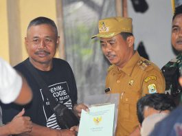 Bukan Perdana…!! Kantah ATR/BPN Kota Bekasi Serahkan 550 Sertifikat PTSL Lurah Jatiraden, Agus Budiyanto berkesempatan untuk menyerahkan secara langsung sertifikat tanah kepada warga di wilayah RW. 08 Kel. Jatiraden.