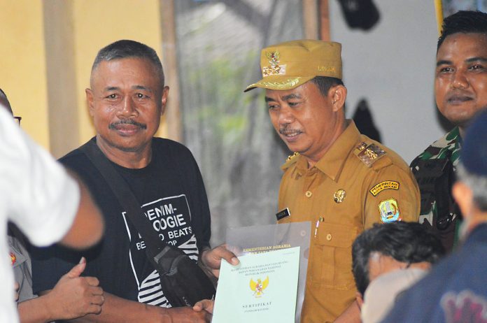 Lurah Jatiraden, Agus Budiyanto berkesempatan untuk menyerahkan secara langsung sertifikat tanah kepada warga di wilayah RW. 08 Kel. Jatiraden. Lurah Jatiraden, Agus Budiyanto berkesempatan untuk menyerahkan secara langsung sertifikat tanah kepada warga di wilayah RW. 08 Kel. Jatiraden.