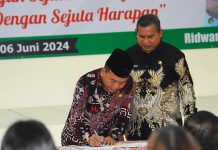 Sertijab Camat Bekasi Barat, Begini Pesan Camat Sebelumnya Ridwan AS, S.H., M.Si. menandatangani Berita Acara (BA) Sertijab sebagai Camat Bekasi Barat.