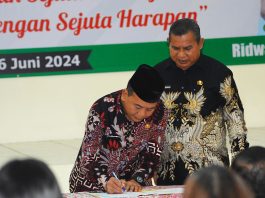 Sertijab Camat Bekasi Barat, Begini Pesan Camat Sebelumnya Ridwan AS, S.H., M.Si. menandatangani Berita Acara (BA) Sertijab sebagai Camat Bekasi Barat.
