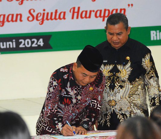 Sertijab Camat Bekasi Barat, Begini Pesan Camat Sebelumnya Ridwan AS, S.H., M.Si. menandatangani Berita Acara (BA) Sertijab sebagai Camat Bekasi Barat.