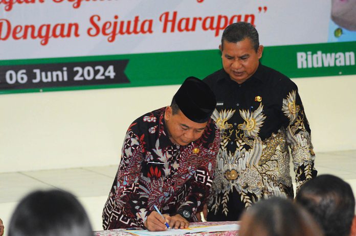 Ridwan AS, S.H., M.Si. menandatangani Berita Acara (BA) Sertijab sebagai Camat Bekasi Barat. Ridwan AS, S.H., M.Si. menandatangani Berita Acara (BA) Sertijab sebagai Camat Bekasi Barat.
