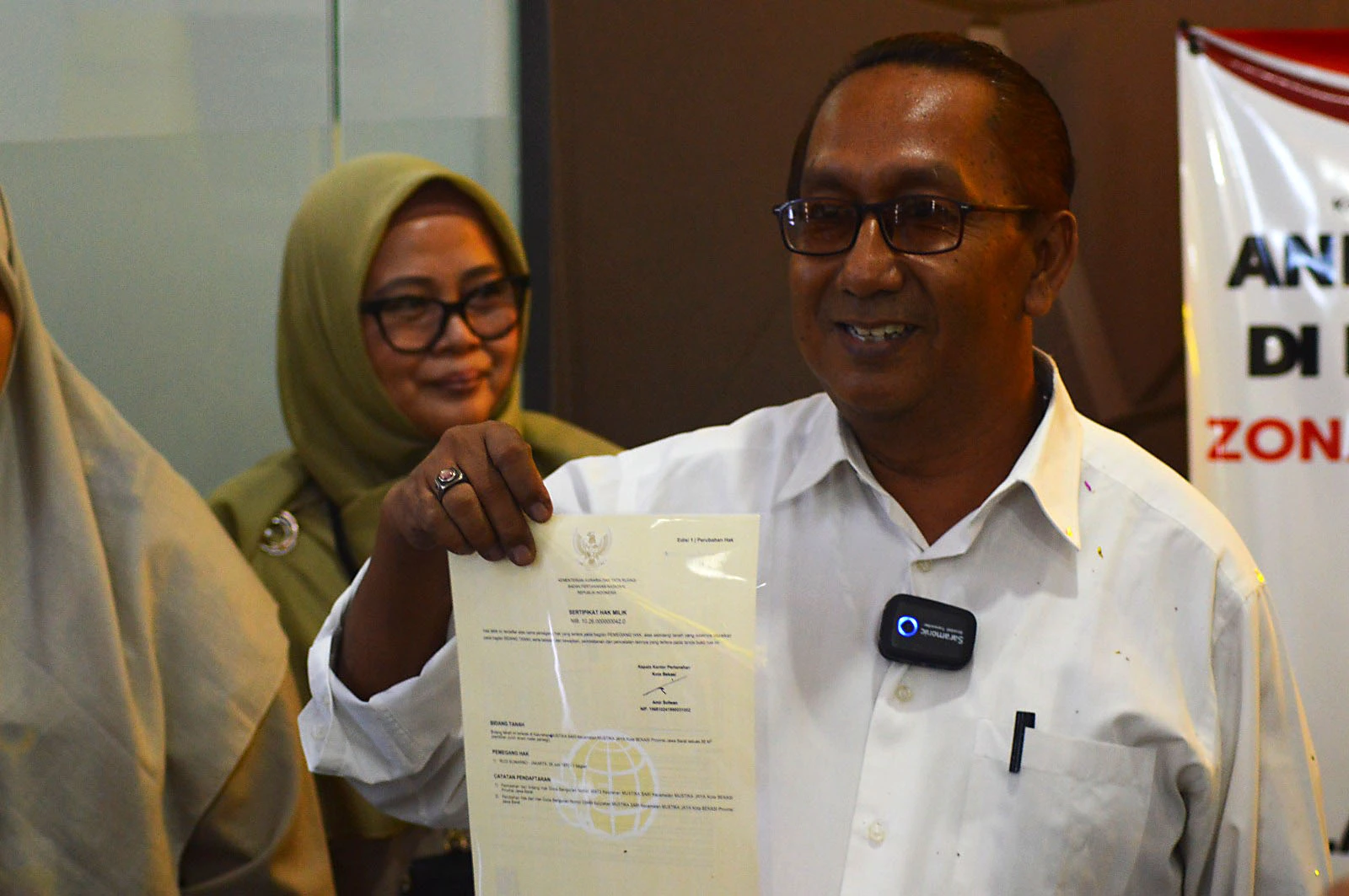Salah seorang warga bernama Rudi Suharno, menjadi pemohon sekaligus penerima pertama kali sertifikat tanah elektronik secara perorangan dari Kantah ATR/BPN Kota Bekasi.