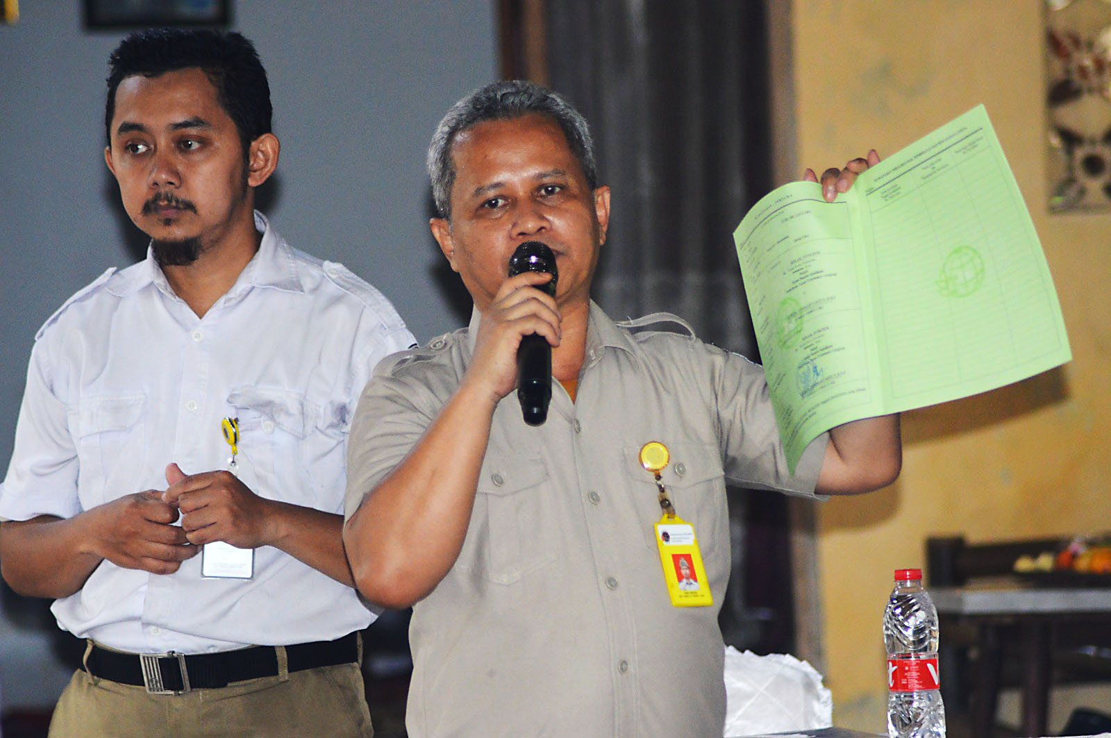 Wakil Ketua Tim PTSL Tahun 2024, Asep Hidayat (kanan) sempat menerangkan isi dari sertifikat tanah sebelum diserahkan kepada warga.