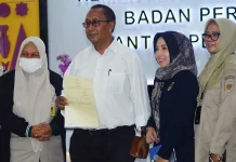 Minimnya Informasi Keamanan, BPN Kota Bekasi Serahkan Sertifikat Tanah Elektronik Kepala Tata Usaha Kantah ATR/BPN Kota Bekasi, Indah (kiri) dan Humas Kantah ATR/BPN Kota Bekasi, Niar (dua dari kanan) melakukan foto bersama dengan penerima sertifikat tanah elektronik pertama kali.