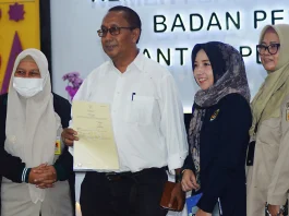 Minimnya Informasi Keamanan, BPN Kota Bekasi Serahkan Sertifikat Tanah Elektronik Kepala Tata Usaha Kantah ATR/BPN Kota Bekasi, Indah (kiri) dan Humas Kantah ATR/BPN Kota Bekasi, Niar (dua dari kanan) melakukan foto bersama dengan penerima sertifikat tanah elektronik pertama kali.