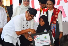 Jelang HAN 2024, Menteri PPPA Membuka Kegiatan Jelajah SAPA dok. Foto - Proses pemberian bantuan 150 Paket Sembako dari Pemerintah Kota Bekasi yang dilakukan oleh Penjabat (Pj). Walikota Bekasi, Raden Gani Muhamad