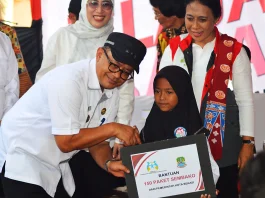 Jelang HAN 2024, Menteri PPPA Membuka Kegiatan Jelajah SAPA dok. Foto - Proses pemberian bantuan 150 Paket Sembako dari Pemerintah Kota Bekasi yang dilakukan oleh Penjabat (Pj). Walikota Bekasi, Raden Gani Muhamad