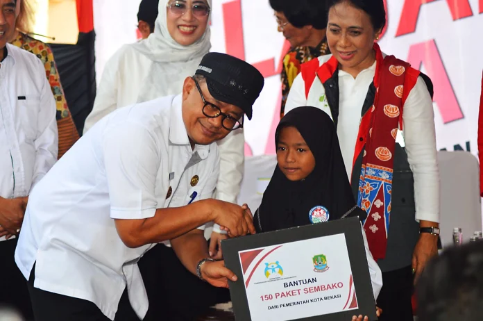 dok. Foto - Proses pemberian bantuan 150 Paket Sembako dari Pemerintah Kota Bekasi yang dilakukan oleh Penjabat (Pj). Walikota Bekasi, Raden Gani Muhamad dok. Foto - Proses pemberian bantuan 150 Paket Sembako dari Pemerintah Kota Bekasi yang dilakukan oleh Penjabat (Pj). Walikota Bekasi, Raden Gani Muhamad