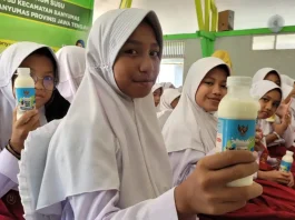 Ribuan Siswa SD/MI di Banyumas Ikuti Uji Coba Minum Susu Gratis Uji coba program susu gratis, bagi ribuan siswa SD/MI di Kecamatan Banyumas Kabupaten Banyumas