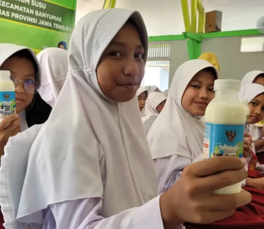 Ribuan Siswa SD/MI di Banyumas Ikuti Uji Coba Minum Susu Gratis Uji coba program susu gratis, bagi ribuan siswa SD/MI di Kecamatan Banyumas Kabupaten Banyumas