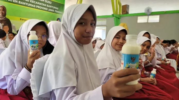 Uji coba program susu gratis, bagi ribuan siswa SD/MI di Kecamatan Banyumas Kabupaten Banyumas