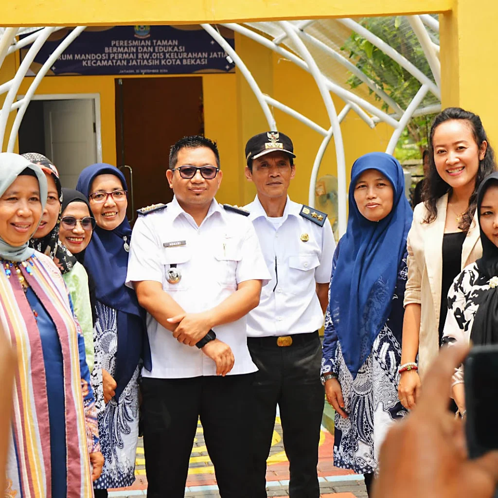 dok. Foto - Camat Jatiasih, Ashari (tengah) dan Lurah Jatiasih, Sakum (topi hitam) melakukan foto bersama usai meresmikan Taman Bermain dan Edukasi Perum Mandosi Permai RW. 015 Kelurahan Jatiasih