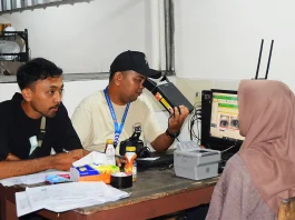 Sukseskan Pilkada Serentak, Kelurahan Jakasampurna Gelar Perekaman KTP-el Malam Hari dok. Foto - Pelaksanaan perekaman KTP-el Malam Hari yang dilakukan oleh Operator Disdukcapil Kota Bekasi