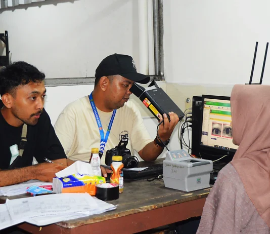 Sukseskan Pilkada Serentak, Kelurahan Jakasampurna Gelar Perekaman KTP-el Malam Hari dok. Foto - Pelaksanaan perekaman KTP-el Malam Hari yang dilakukan oleh Operator Disdukcapil Kota Bekasi