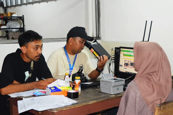 dok. Foto - Pelaksanaan perekaman KTP-el Malam Hari yang dilakukan oleh Operator Disdukcapil Kota Bekasi dok. Foto - Pelaksanaan perekaman KTP-el Malam Hari yang dilakukan oleh Operator Disdukcapil Kota Bekasi