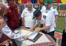 Resmikan 3 Taman, Camat Jatiasih Bicara Soal Optimalisasi Pekerjaan dok. Foto - Proses penandatanganan prasasti dan berita acara serah terima barang hasil pekerjaan yang dilakukan oleh Camat Jatiasih, Ashari di Taman RW. 010 Jatiluhur